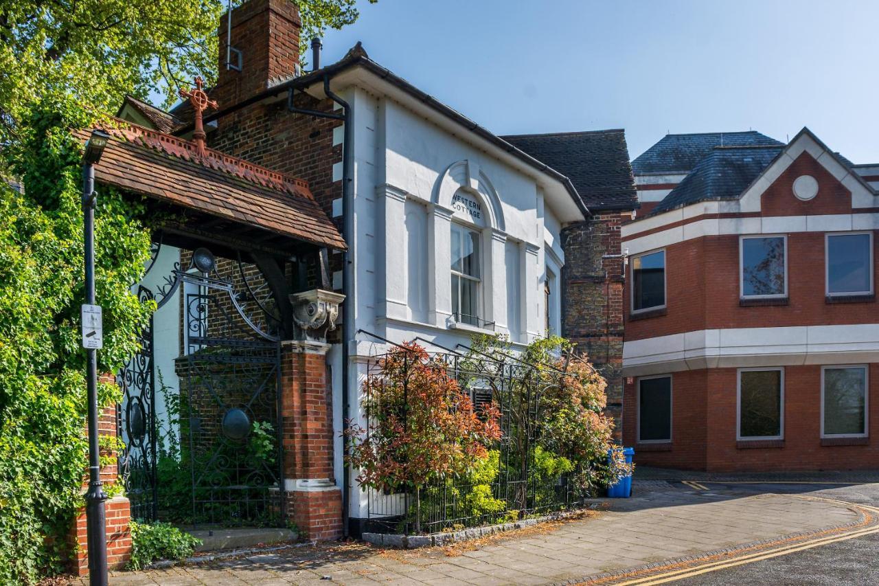 Castle Properties: The Duchess, 3 Bed Family Cottage ウィンザー エクステリア 写真