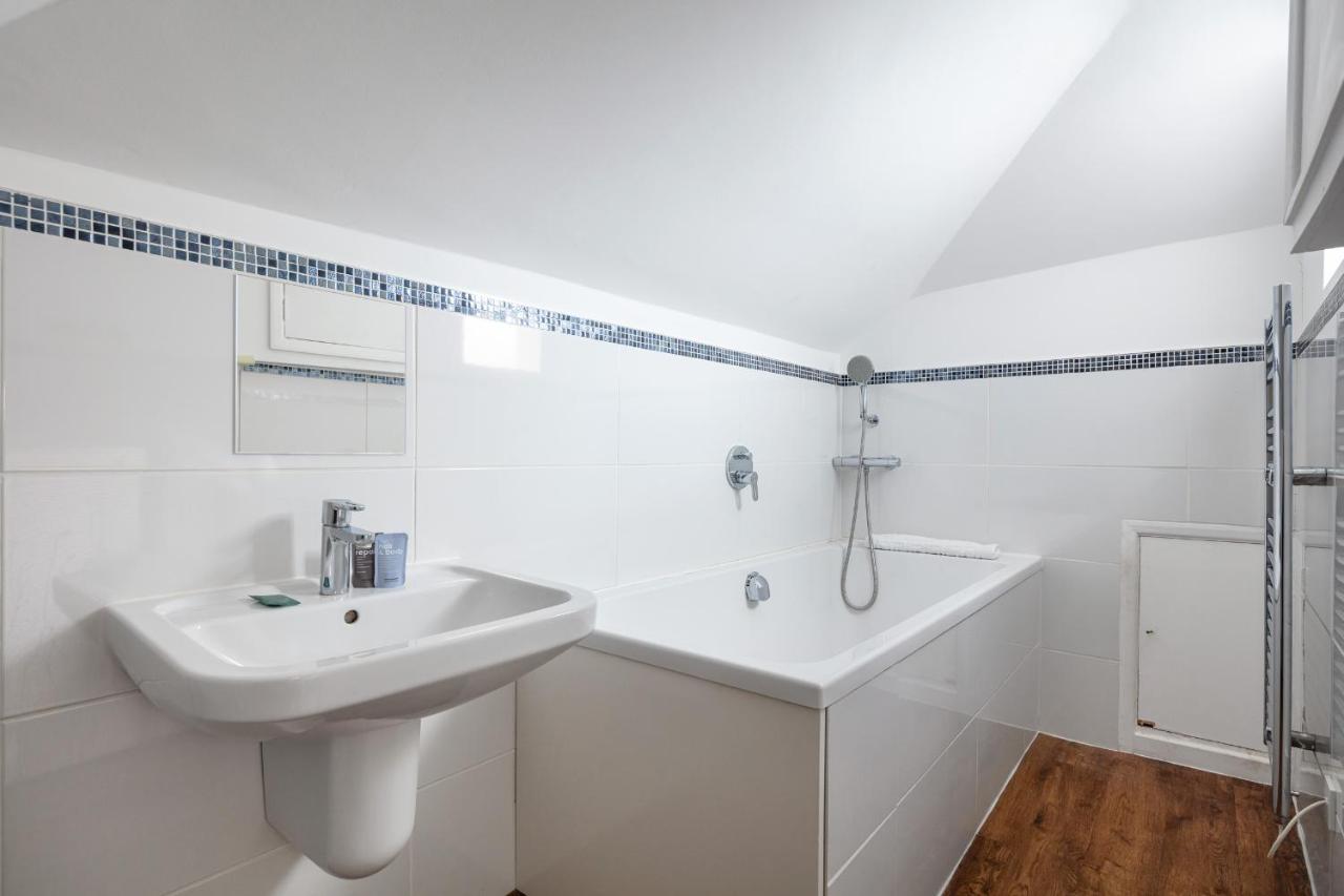 Castle Properties: The Duchess, 3 Bed Family Cottage ウィンザー エクステリア 写真