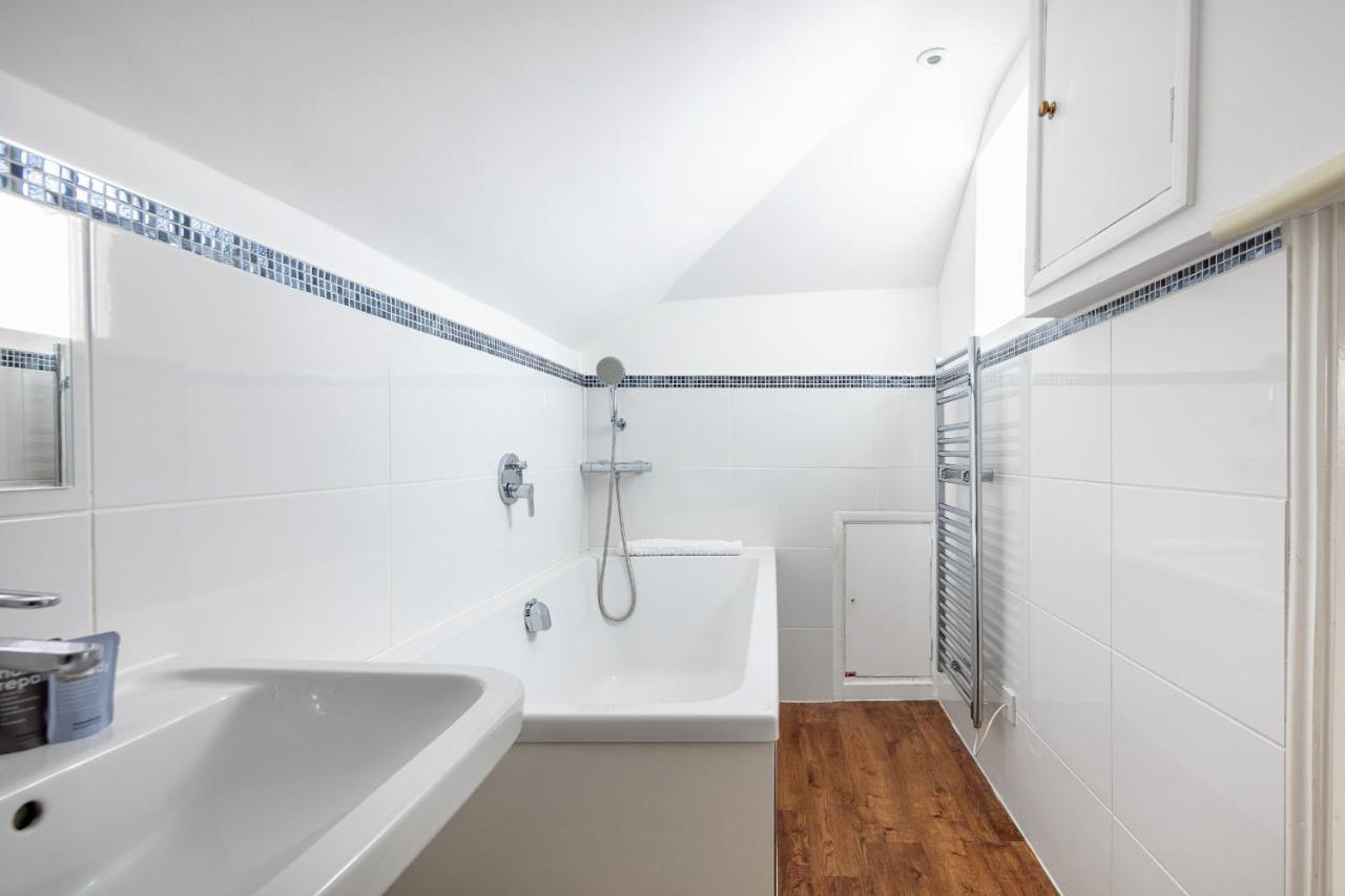 Castle Properties: The Duchess, 3 Bed Family Cottage ウィンザー エクステリア 写真
