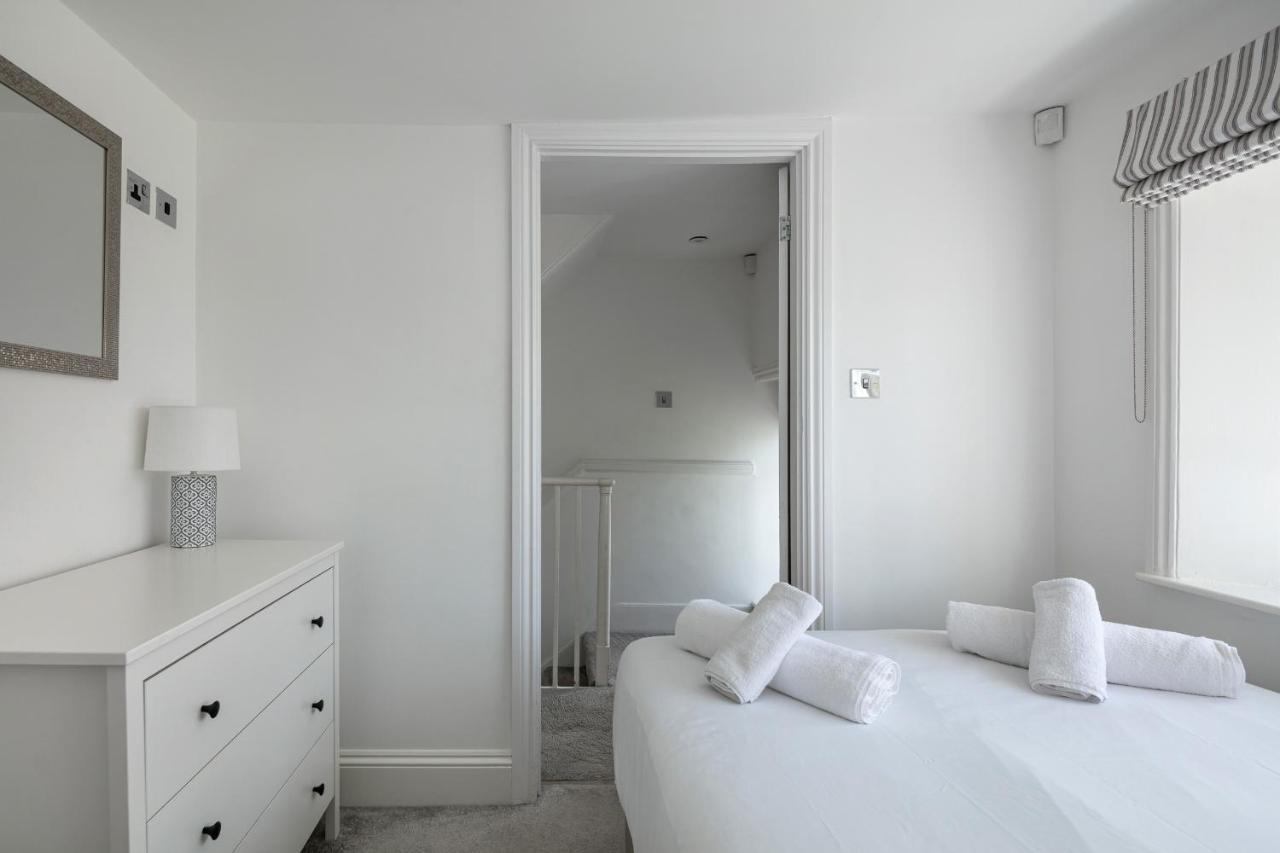 Castle Properties: The Duchess, 3 Bed Family Cottage ウィンザー エクステリア 写真