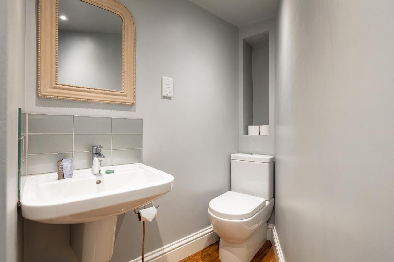 Castle Properties: The Duchess, 3 Bed Family Cottage ウィンザー エクステリア 写真