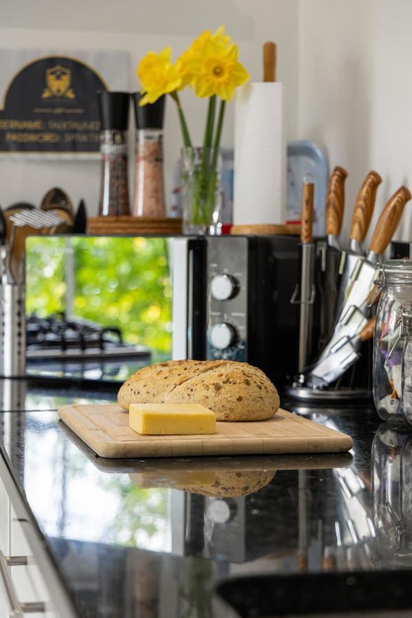 Castle Properties: The Duchess, 3 Bed Family Cottage ウィンザー エクステリア 写真
